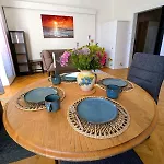 Charming In Sunny Village דירה *